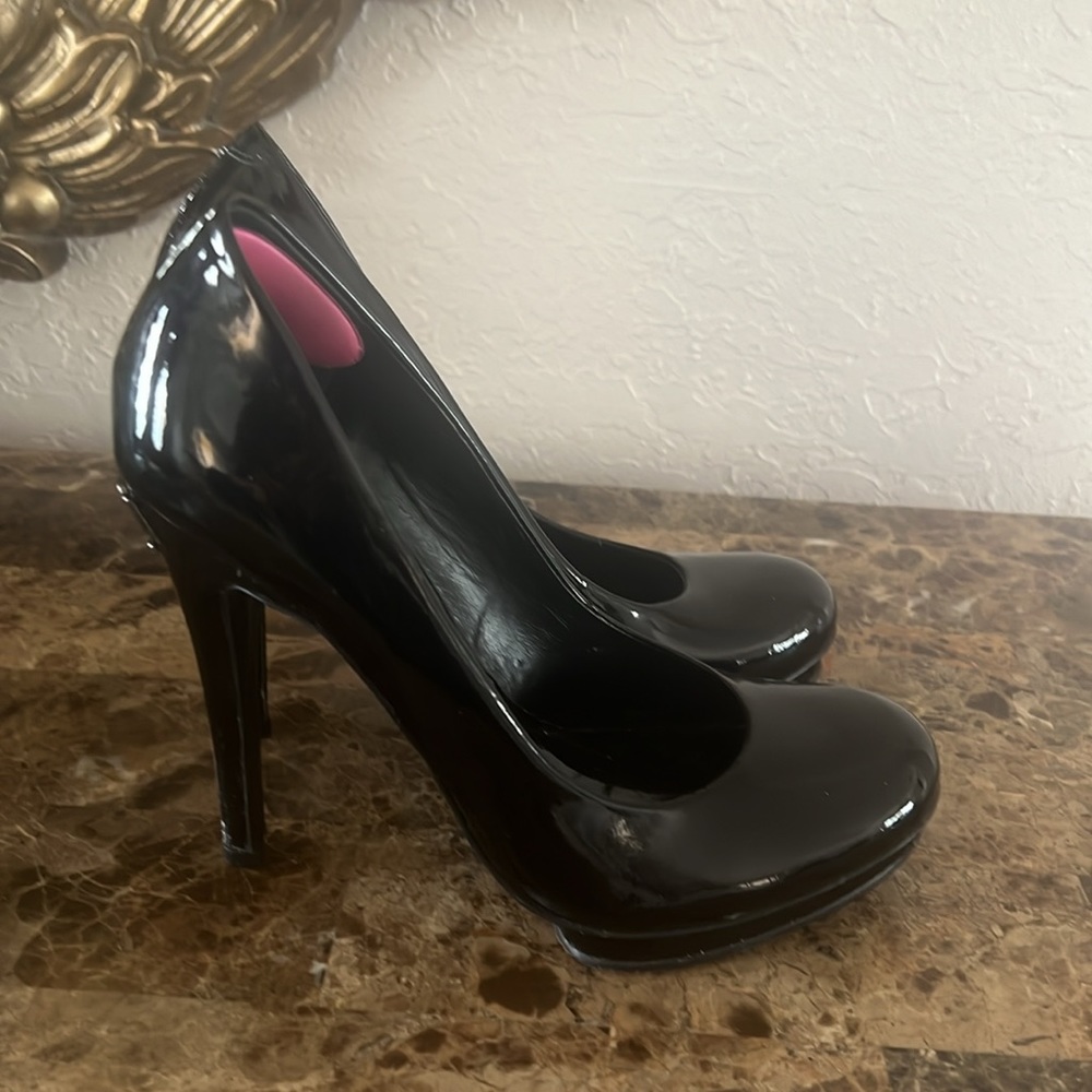 Adorable and cute authentic Tory Burch heel - Picture 2 of 11